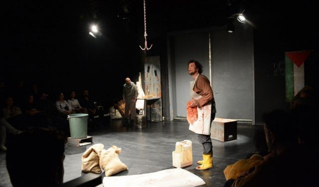 “Maskeliler” oyunu tiyatroseverlerden yoğun ilgi görüyor