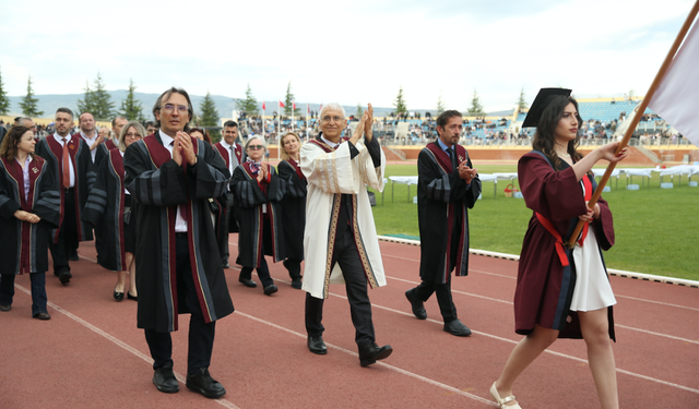 ESTÜ’de Mezuniyet Coşkusu Yaşandı