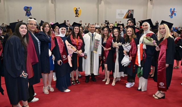 Lisansüstü Eğitim Enstitüsünün mezuniyet sevinci