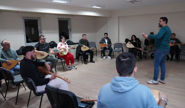 Tepebaşı'nda gitar ve bağlama çalmayı öğreniyorlar