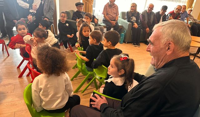 Çocuklar büyükleriyle bir araya geldi Atatürk'ü andı