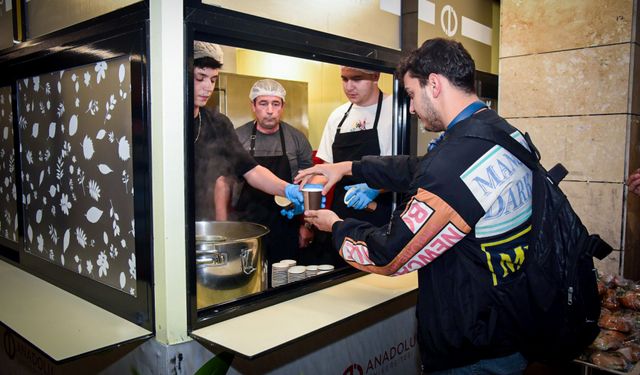 Anadolu Üniversitesi Kütüphanesi öğrencilerin yanında