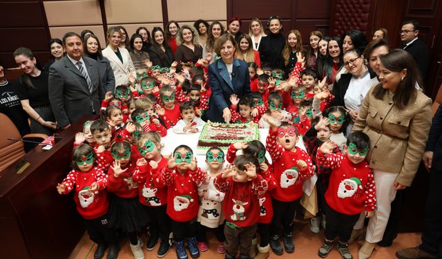 Başkan Ünlüce'ye miniklerden yeni yıl sürprizi