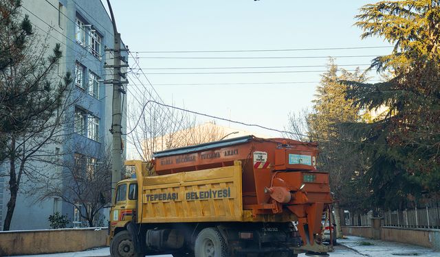 Tepebaşı’nda kar mesaisi başladı: 7/24 teyakkuz halindeki ekipler sahaya indi
