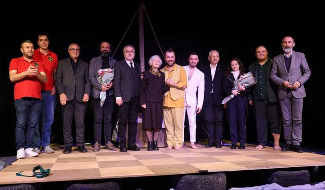 Sui Generis Tiyatro'dan Gemlik’te duygu dolu gece