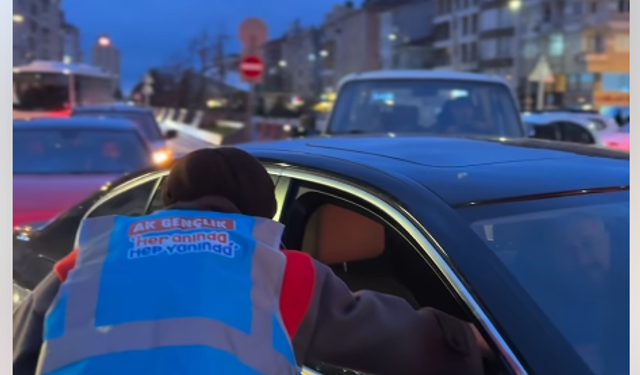 Eskişehir'de AK Partili gençlerden sürücülere sürpriz: Papatya çayı eşliğinde trafik protestosu!