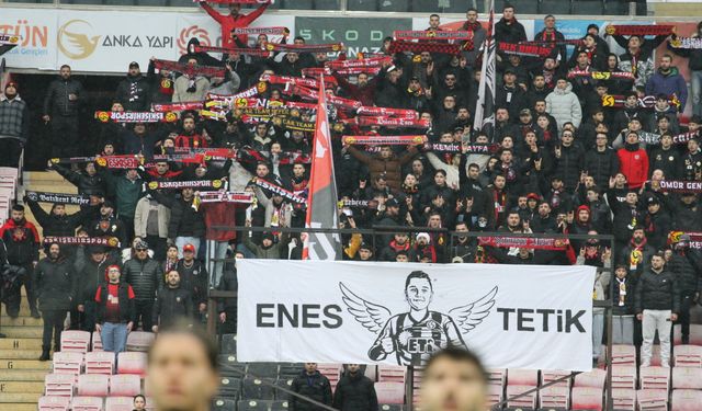 Nefer Tribünü’nden anlamlı pankart