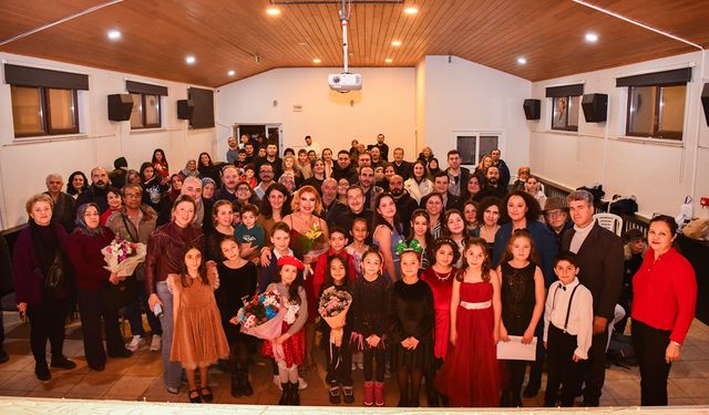 Yeni Yıl Konserinde  piyano başına geçtiler