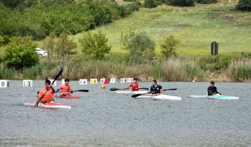 Odunpazarı ilçesi Mamuca mevkisindeki Sarısungur Göleti&#039;nde 3 gün sürecek yarışlara Eskişehir Büyükşehir Gençlik ve Spor Kulübü sporcularının da bulunduğu 29 takımdan 283 sporcu katılıyor.