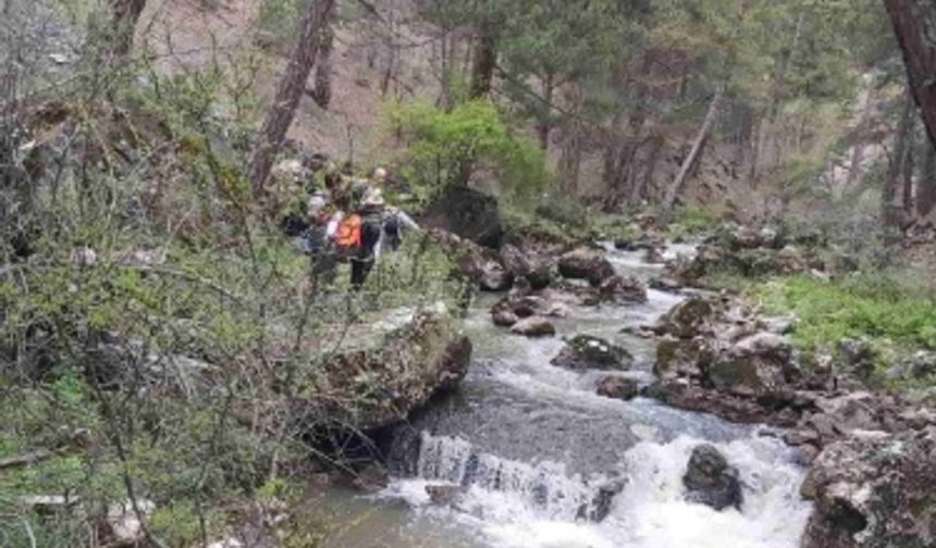 Pazar sabahı Sandıközü Mahallesi’nde yürüyüşlerine başlayan 15 kişilik ekip belirledikleri rota ile Frigya Uygarlığı ve tarihi kalıntıları yerinde gördüler.