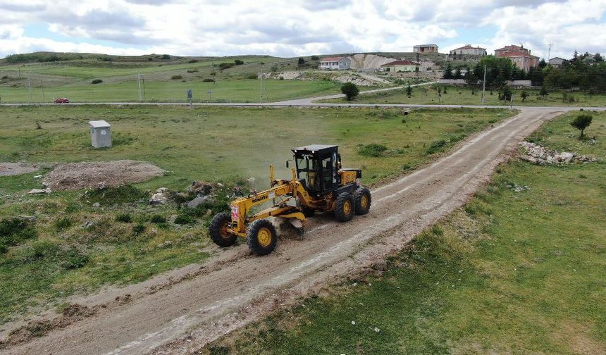İnönü’de tarla yollarının bakımları devam ediyor
