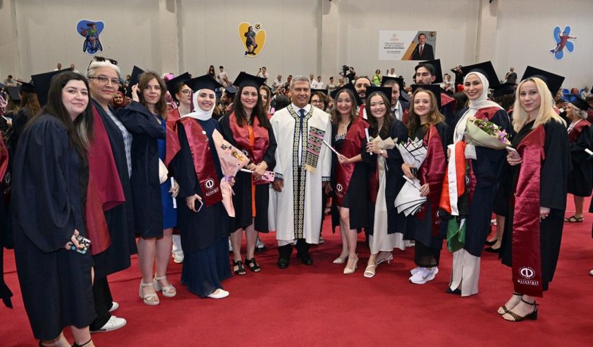 Lisansüstü Eğitim Enstitüsünün mezuniyet sevinci