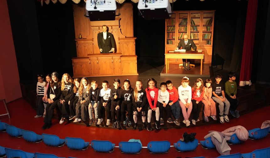 Minikler Atatürk'ü yüreklerinde yaşatıyor