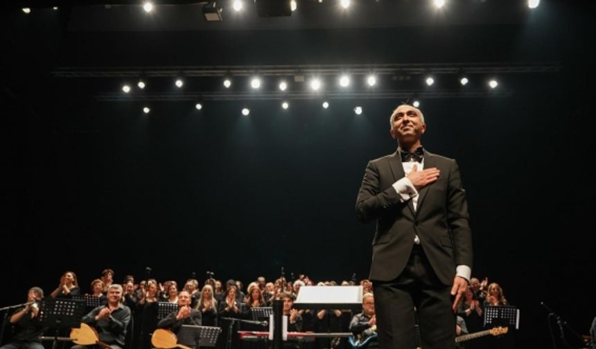 ESMEK Türk Halk Müziği Korosu Sahnede Mest Etti