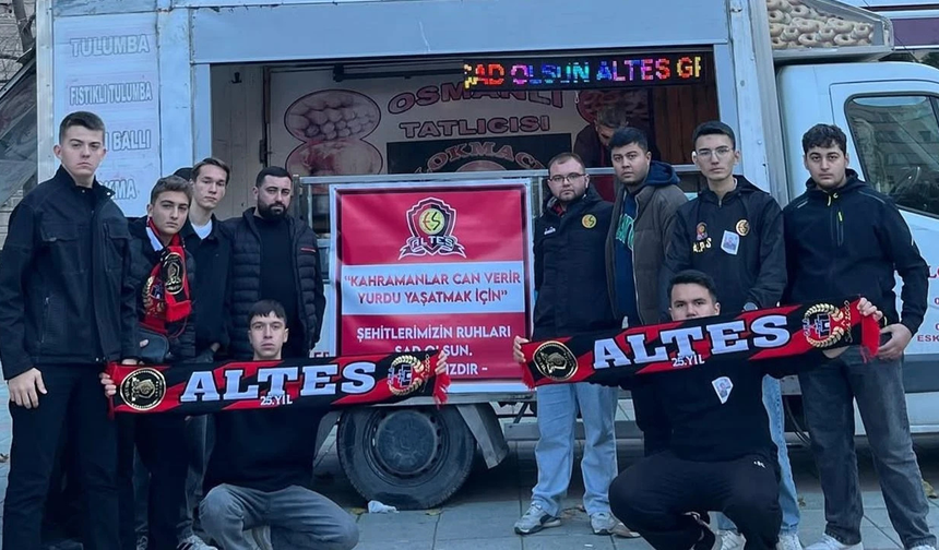 Şehit askerlerin anısına Eskişehirspor taraftarlarından lokma dağıtımı