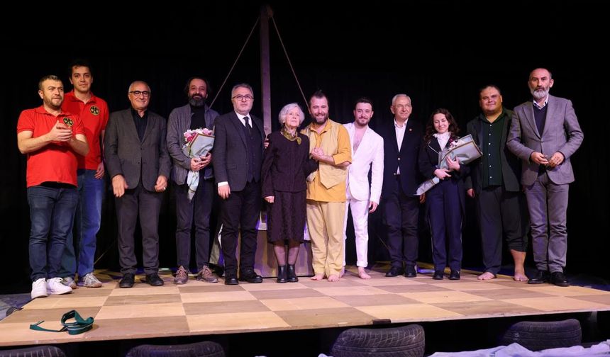 Sui Generis Tiyatro'dan Gemlik’te duygu dolu gece