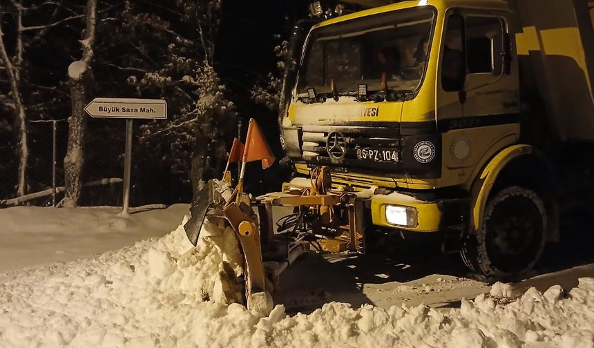 Büyükşehir ekiplerinden gece boyu kar mesaisi