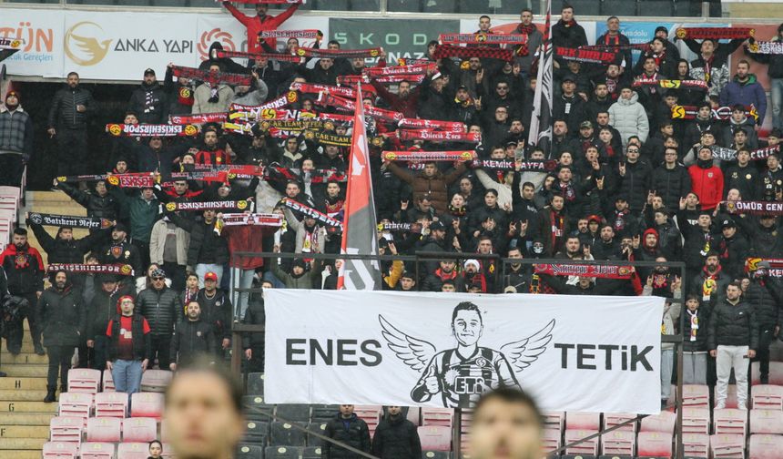 Nefer Tribünü’nden anlamlı pankart