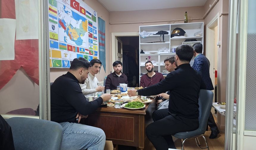 Türk Dünyası Yemek Kültürü Eskişehir’de Yaşatıldı: Özbek Gençlerden Unutulmaz İftar