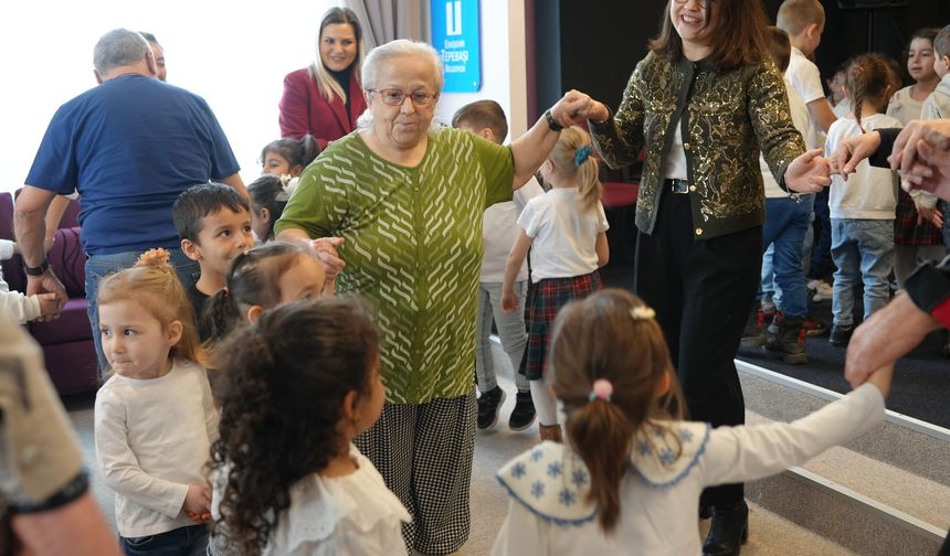 Minik ellerden büyük yüreklere yaşlılara saygı ziyareti