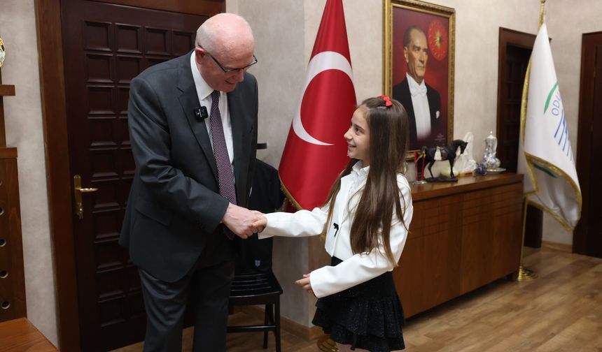 Minik Melis başkanlık koltuğuna oturdu