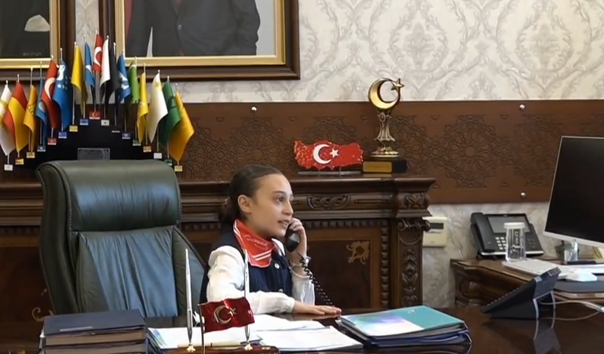 Minik Valinin İlk İcraatı Eğitim Oldu: Gezici Kütüphane Öğrencilerle Buluştu