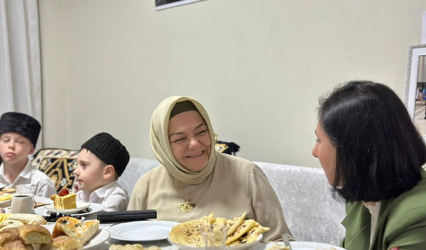 Vekil Anne Kırım Tatarı Ailelerle Bayramlaştı