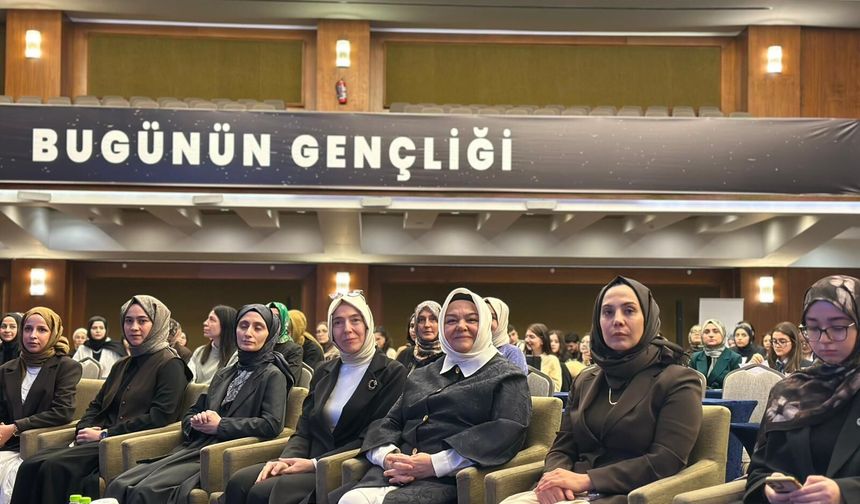 Meclis Simülasyonunda Yapay Zeka ve Adalet Masada: Ayşen Gürcan Gençlerin Fikirlerini Dinledi